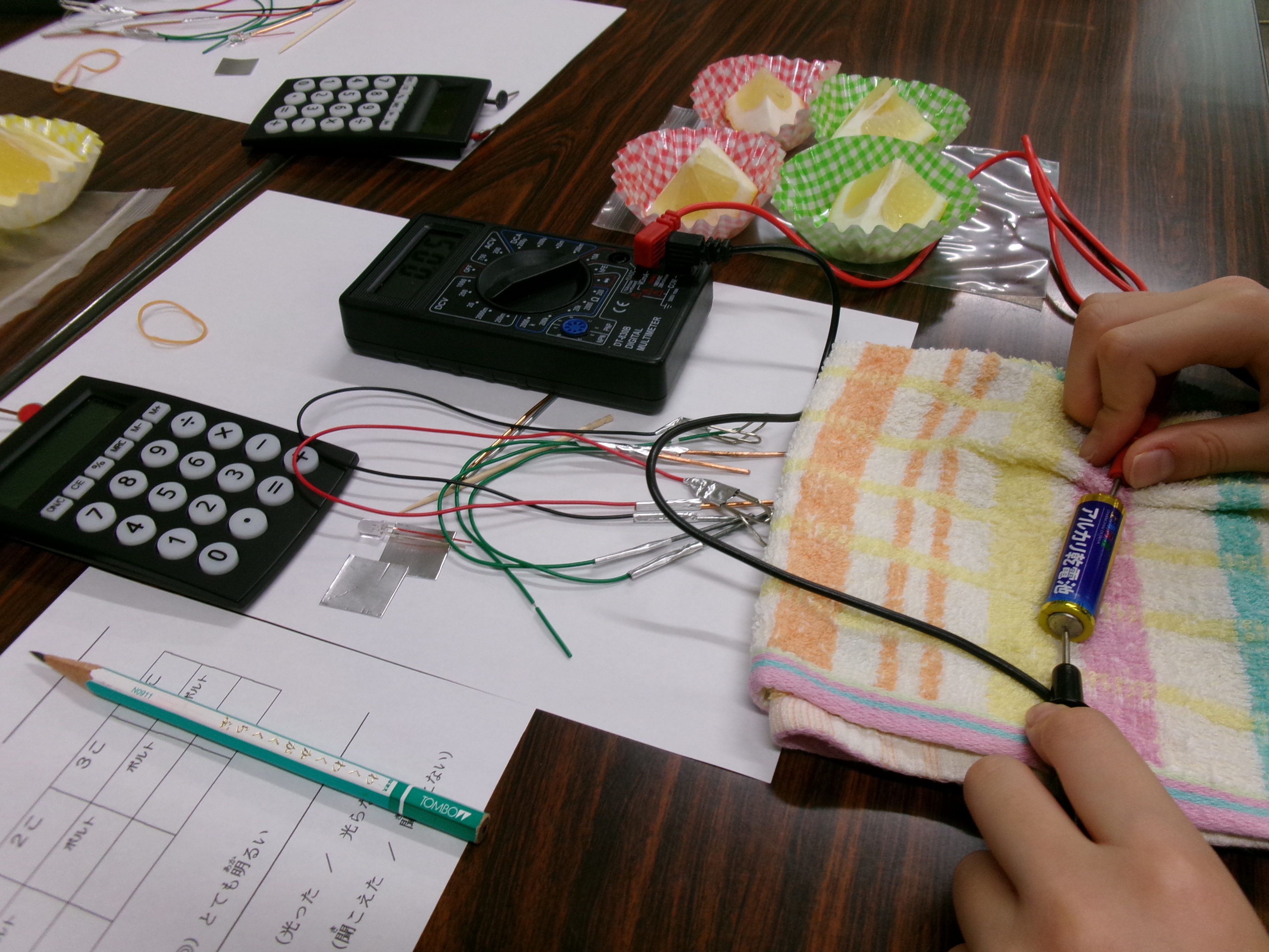 電圧計を使った電池の計測実験の様子