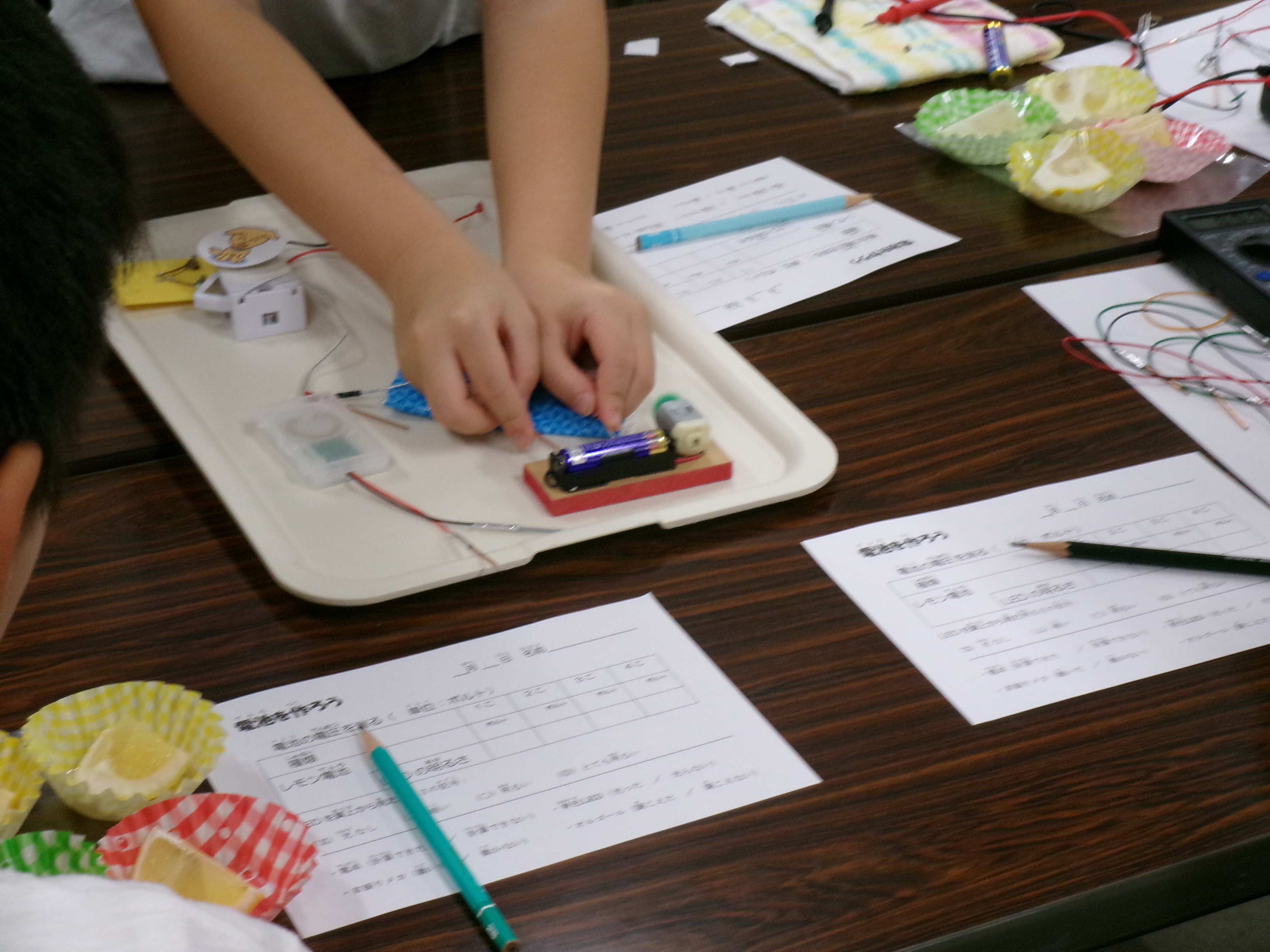 電池でモーターを動かしてみる実験の様子