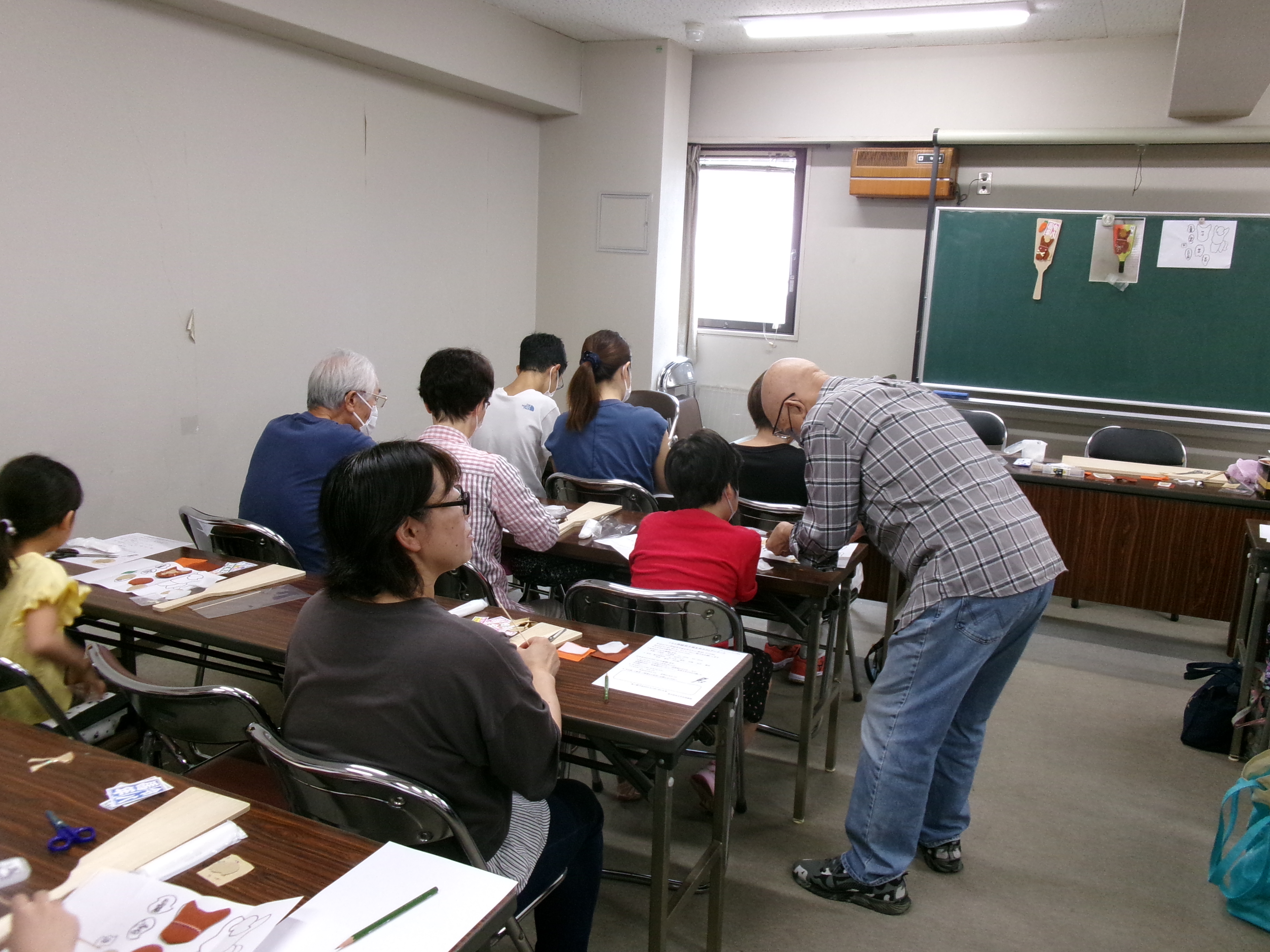 講師の先生が各テーブルを回りアドバイスをしている様子
