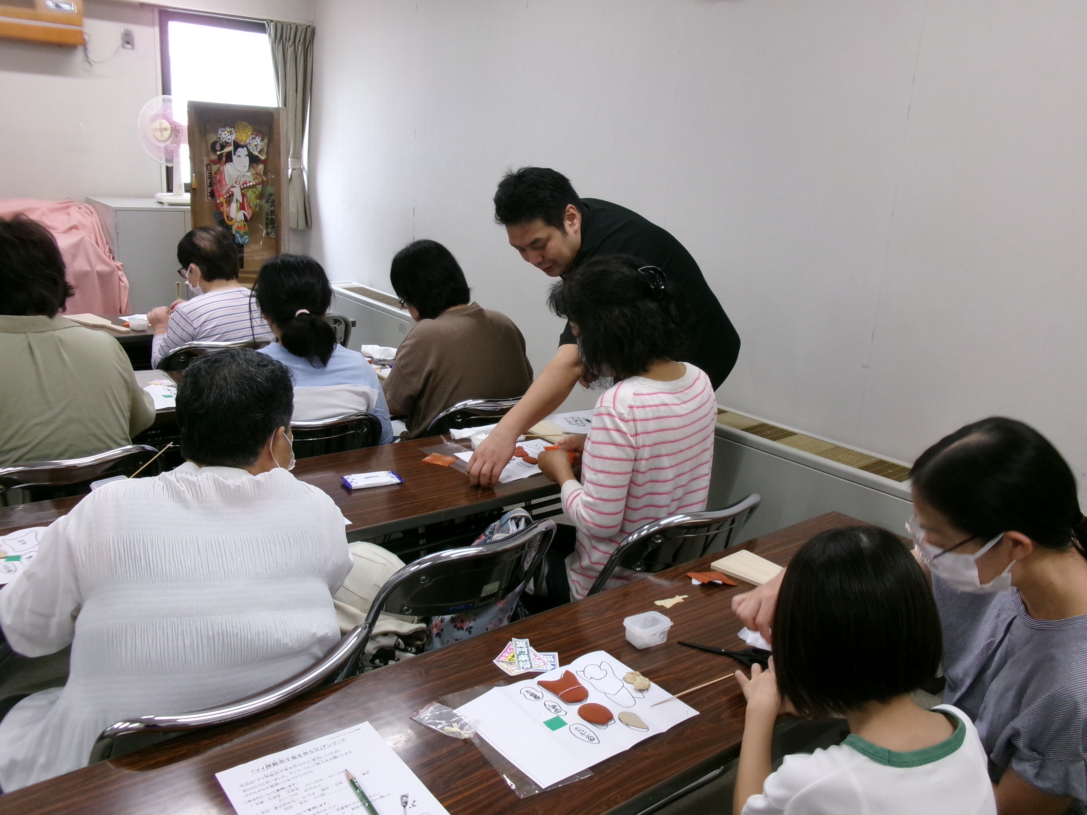 講師の先生が各テーブルを回りアドバイスをしている様子