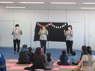クリスマスおはなし会が始まる様子