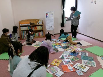 絵本を探す子どもたち