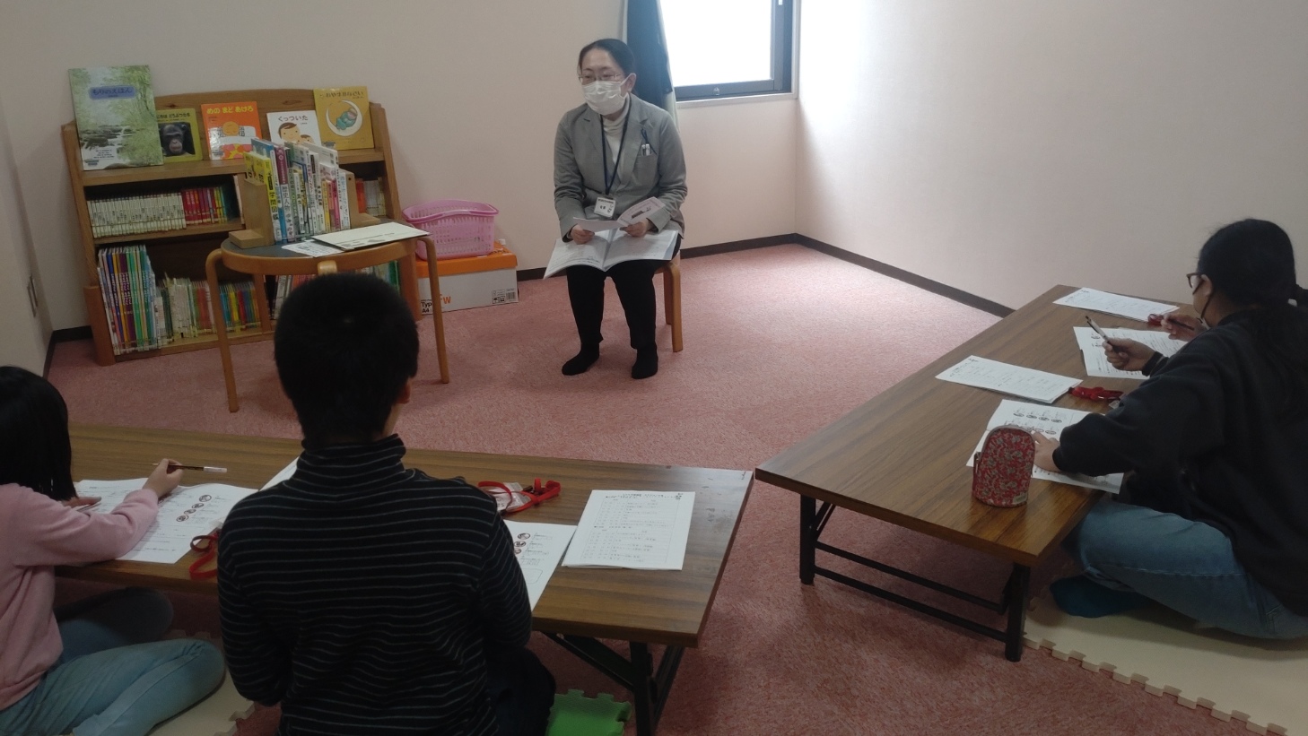 図書館と司書のお仕事についてのお勉強の様子