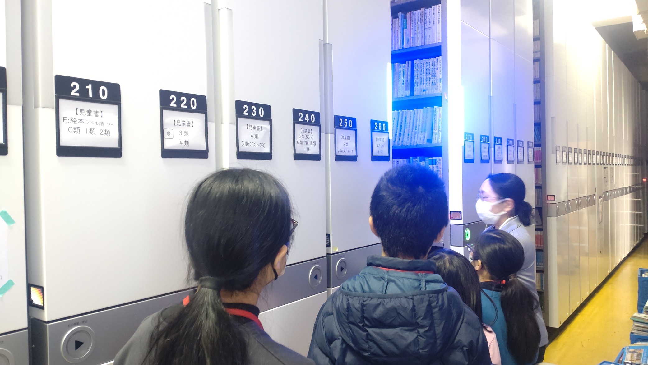 書庫を見学する子どもたち