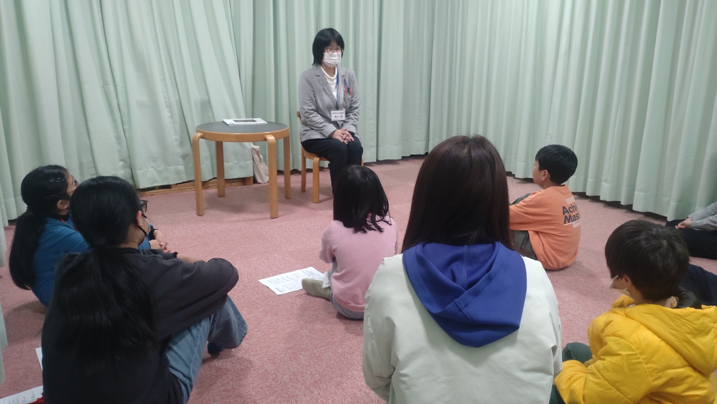 大きい子のおはなし会を見学する様子