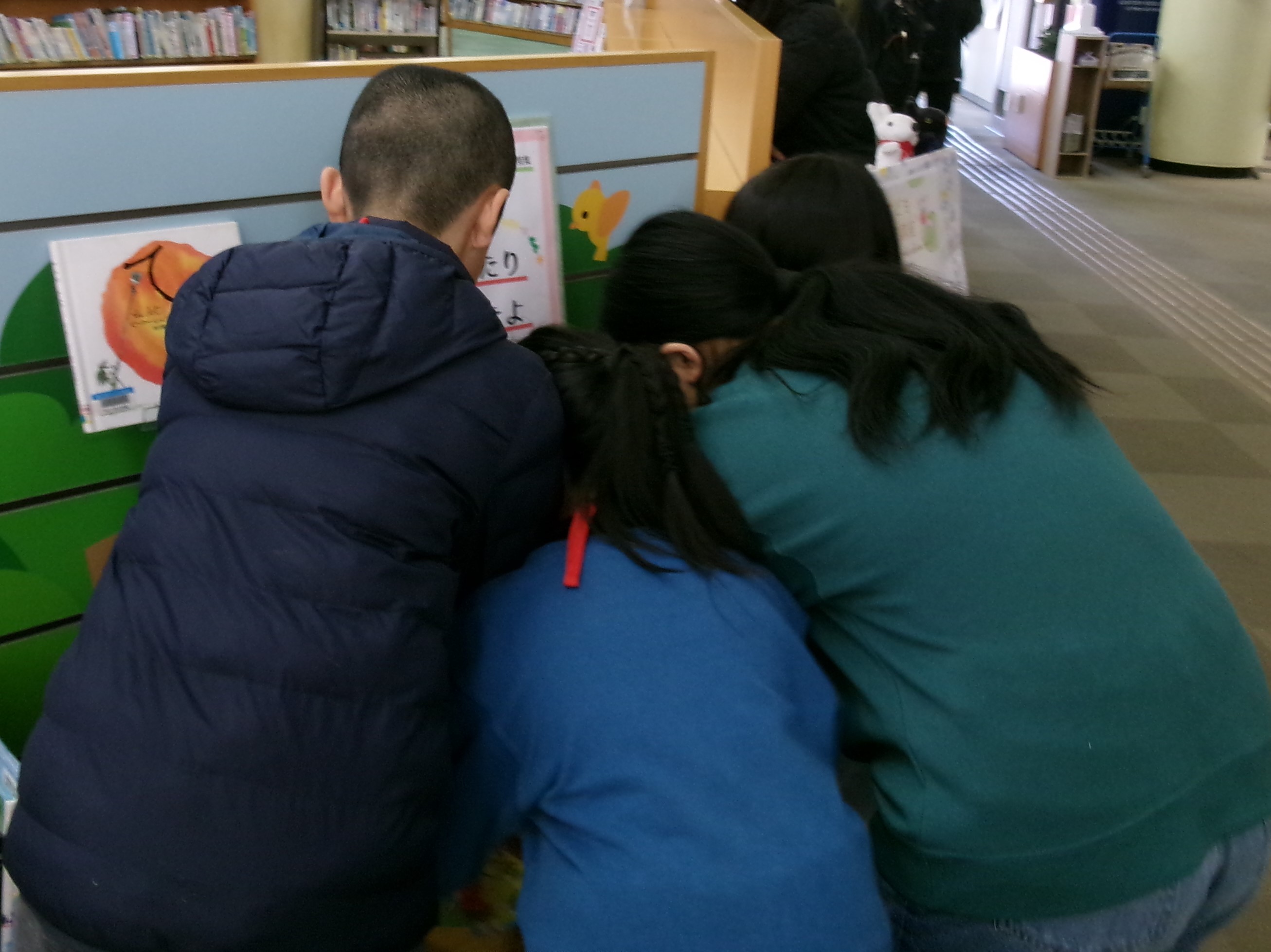 特集コーナーの展示をするこども司書の4人