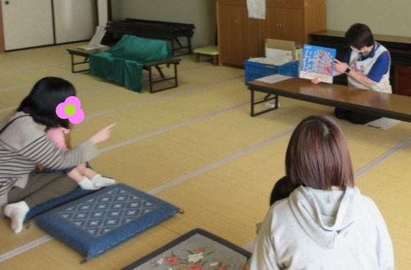 紙芝居をしている様子