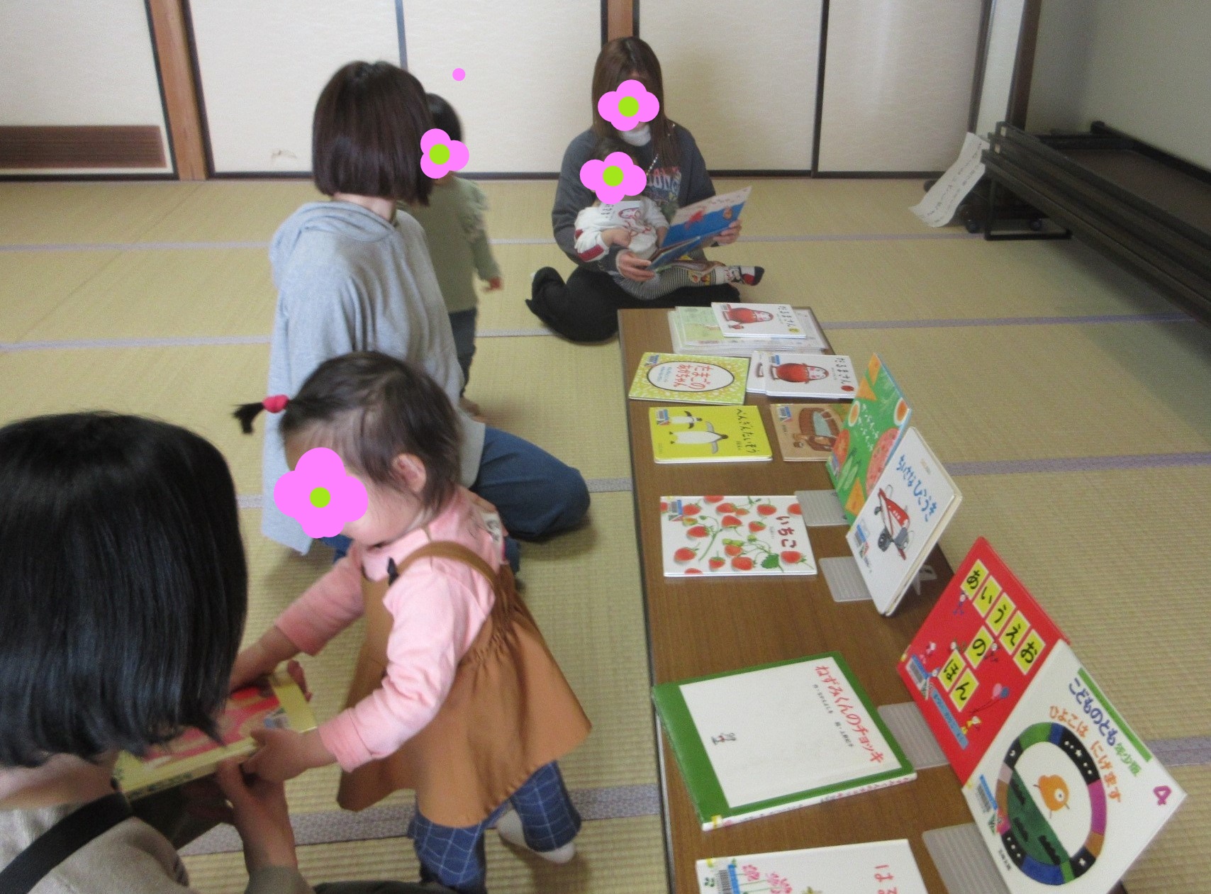 休憩中に絵本を楽しむ様子