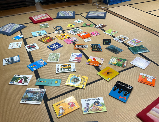 取り札の絵本を並べた様子