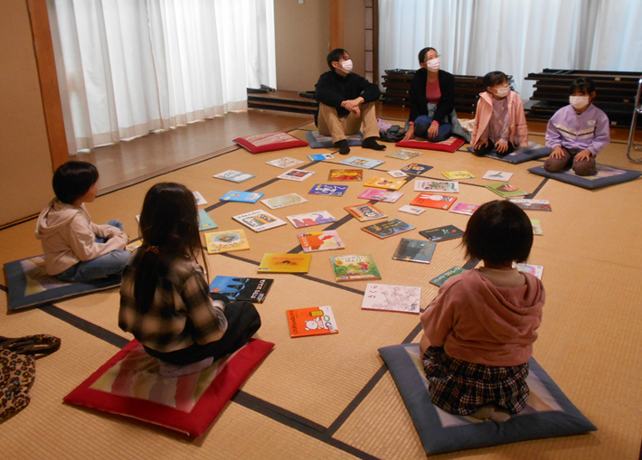 えほんかるたと参加者の子どもたち