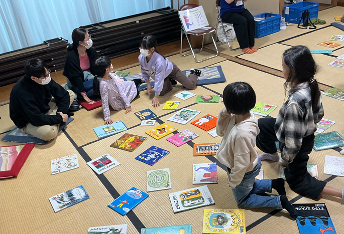 取り札の絵本を取る子どもたち